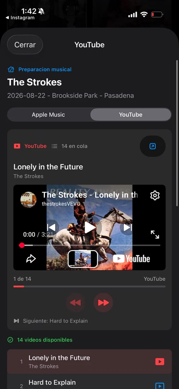 Setlist de The Strokes en Showkit con un video de YouTube y una cola de canciones disponibles.